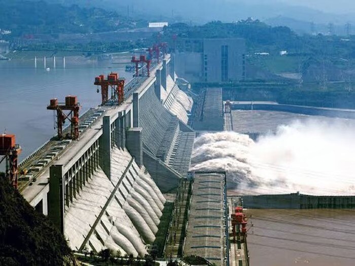  2005ஆம் ஆண்டில், அமெரிக்க ஆராய்ச்சி நிறுவனமான நாசா, Three Gorges Dam-ன் மிகப்பெரிய நீரின் அழுத்தத்தால் உலகம் முன்பை விட சற்று தாழ்ந்துவிட்டது என்று கூறி உள்ளது. அதுமட்டுமின்றி, அணையில் ஏற்பட்ட மிகப்பெரிய நீர் அழுத்தம் பூமியின் இயக்கத்தின் வேகத்தை மாற்றியுள்ளதாகவும் தெரிவித்துள்ளது. இதனால், நாளின் நீளமும் அதிகரித்துள்ளது என தெரிவிக்கப்பட்டு உள்ளது.