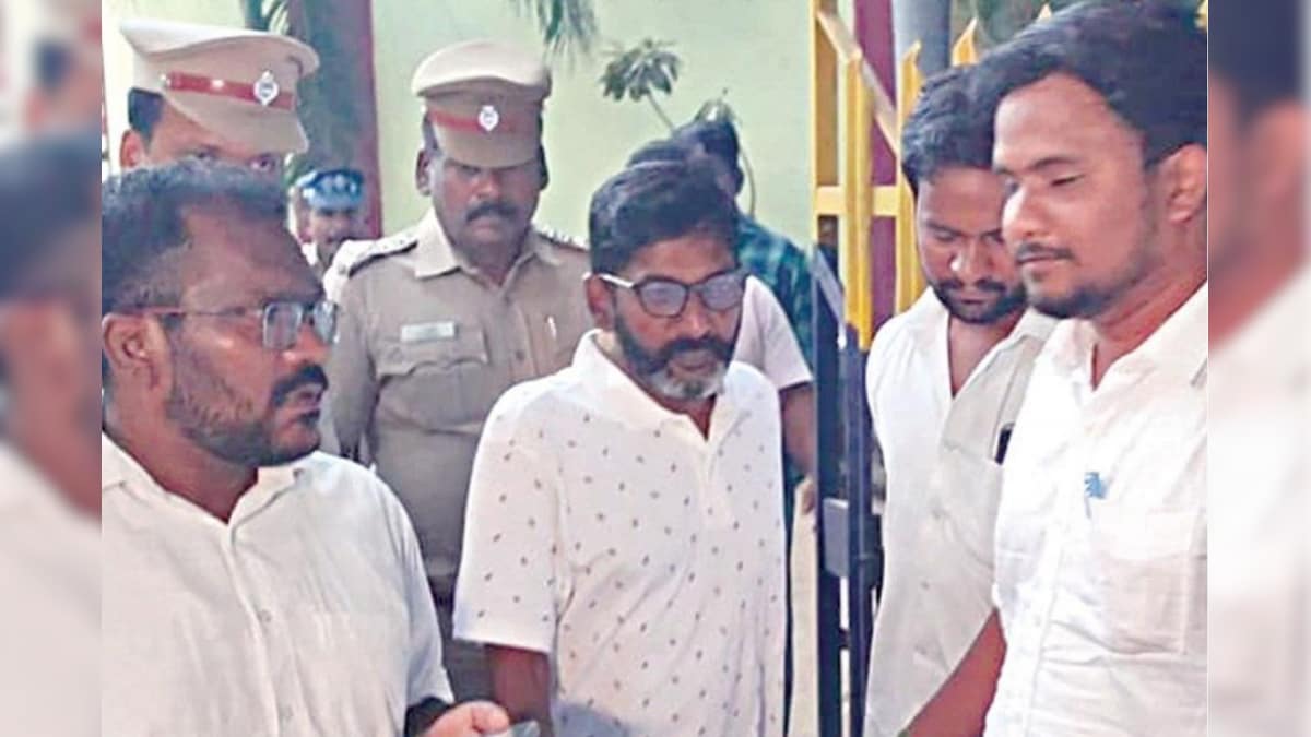 சவுக்கு சங்கருக்கு எதிராக மீண்டும் பிடிவாரண்ட்.. நீதிமன்றம் அதிரடி.. பின்னணி என்ன? – News18 தமிழ்