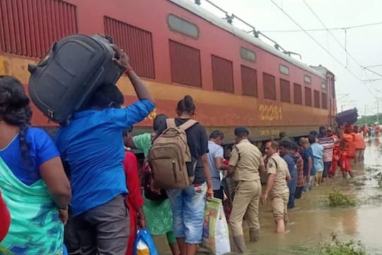 ஆந்திரா வெள்ளம் : இரண்டு நாட்காளக சிக்கி தவித்த தமிழ்நாடு எக்ஸ்பிரஸ் பயணிகள் மீட்பு