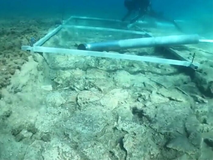  இந்த பெரிய நகரம் ஐந்து மைல் நீளமுள்ள காம்பாட் வளைகுடாவின் கீழ் அமைந்துள்ளது. இந்த பழங்கால கண்டுபிடிப்பு 120 அடி அரேபிய கடலுக்கு அடியில் உள்ளது. இது நாகரிகத்தை பற்றிய நமது புரிதலை மறுவரையறை செய்ய தூண்டுகிறது. இதில் மண் பானைகள், முத்துக்கள் மற்றும் மனித எலும்புகள் கண்டுபிடிக்கப்பட்டன. கார்பன் டேட்டிங் படி, இந்த எலும்புகளில் சில, சுமார் 9,500 ஆண்டுகள் பழமையானவை என்று தெரியவந்துள்ளது.