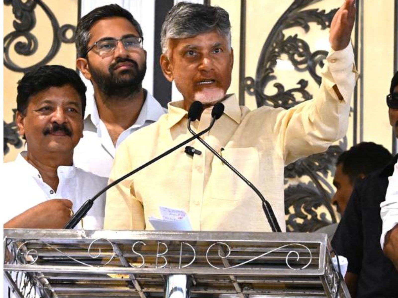 மன்னர்கள்கூட இப்படி கட்டியதில்லை... ஜெகன்மோகனை சாடும் சந்திரபாபு! - News18  தமிழ்