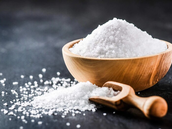  இந்தியாவில், கொச்சி, மும்பை, ஹைதராபாத் மற்றும் டெல்லியில் கல் உப்பு பதப்படுத்துதல் மற்றும் பேக்கேஜிங் அலகுகள் உள்ளன. இதன்மூலம், இந்தியாவில் சுமார் 80 சதவீத கல் உப்பு தேவைகள் பூர்த்தி செய்யப்படுகிறது. பாக்கிஸ்தானில், கல் உப்பு அதிகமாக இருப்பதால், கிலோ ஒன்றுக்கு சுமார் 2 முதல் 3 ரூபாய்க்கு விற்கப்படுகிறது. அதேசமயம், இந்தியாவில் கிலோ 50 முதல் 60 ரூபாய்க்கு விற்பனை செய்யப்படுகிறது.