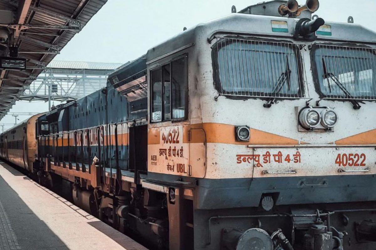 Train 18: இந்தியாவின் அதிவேக ரயில்.. ரயில் 18 என்றால் என்ன? மணிக்கு 200 கிமீ வேகத்தில் செல்கிறது..