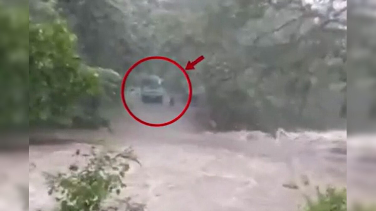 நேற்று இரவு முதல் வெள்ளத்தில் சிக்கிக்கொண்டிருக்கும் பேருந்து... 15 பயணிகள் தவிப்பு – News18 தமிழ்