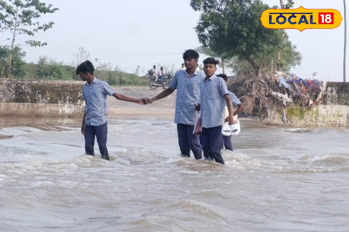 கனமழையால் மூழ்கிய தரைப்பாலம்... ஆபத்தை உணராமல் நடந்த செல்லும் பள்ளி மாணவர்கள்