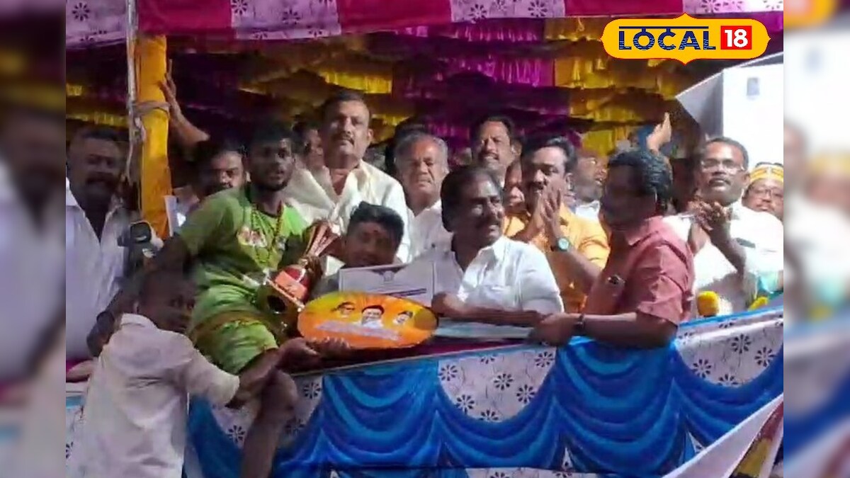 Palamedu Jallikattu: இளம் கன்னுபயம் அறியாது... 14 காளைகள் அடக்கி கெத்த காரை வென்ற வீரர்