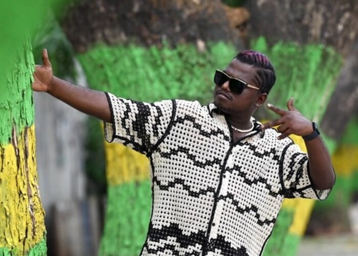  சுயாதீன பாடல்கள் மூலம் அறிமுகமாகி பல சினிமா திரைப்பட பாடல்களுக்கு வரிகள் எழுதி, பாடியுள்ள தெருகுரல் அறிவு தனது காதலி கல்பனாவை கரம் பிடித்துள்ளார்.