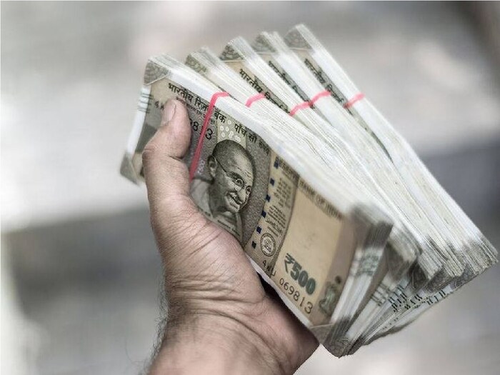  இதுகுறித்து சென்னை மாநகராட்சி வெளியிட்டுள்ள அறிக்கையில் கூறப்பட்டுள்ளதாவது, “நடப்பு நிதியாண்டு 31.03,3025 அன்று முடிவடைவதன் காரணமாக பெருநகர சென்னை மாநகராட்சிப் பகுதிகளில் வசிக்கும் பொதுமக்களின் நலன் கருதி சொத்து வரி, தொழில் வரி மற்றும் நிறும வரி செலுத்துவதற்காகவும், தொழில் உரிமம் புதுப்பிப்பதற்காகவும், பெருநகர சென்னை மாநகராட்சி வருவாய்த்துறை வரும் 29.03.2025, 30.03.2025 மற்றும் 31.03.2025 ஆகிய விடுமுறை நாட்களிலும் இயங்கும் எனத் தெரிவித்துக் கொள்ளப்படுகிறது.