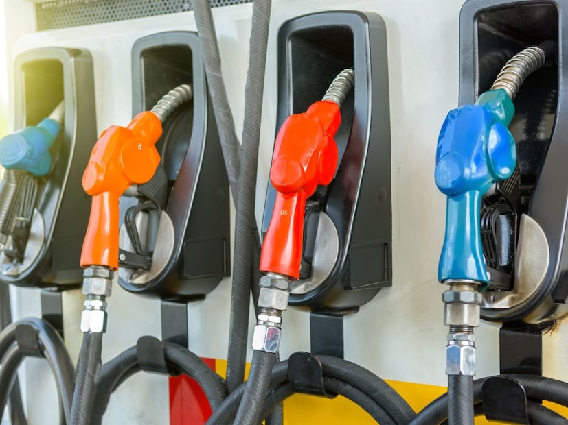 தற்போது, ஒரு பீப்பாய் விலை சுமார் $60 ஆக உள்ளது. அது $30ஆக குறைந்தால், கச்சா எண்ணெயின் விலை கிட்டத்தட்ட 50% குறைந்திருக்கும். இருப்பினும், நம் நாட்டில் இறுதி சில்லறை விலையில் வரிகளும் முக்கிய பங்கு வகிக்கின்றன. இந்த வரிகள் மாறாமல் இருந்தால், சில்லறை விலை கச்சா எண்ணெயின் விலையைப் போலவே அதே சதவீதத்தால் குறைய வாய்ப்பில்லை. இருப்பினும், பெட்ரோல் மற்றும் டீசல் மீது லிட்டருக்கு ரூ.10 முதல் ரூ.15 வரை குறைய வாய்ப்பு உள்ளது. இது நுகர்வோருக்கு ஒரு பெரிய நிவாரணமாக இருக்கும். தற்போது, ஒரு பீப்பாய் விலை சுமார் $60 ஆக உள்ளது. அது $30ஆக குறைந்தால், கச்சா எண்ணெயின் விலை கிட்டத்தட்ட 50% குறைந்திருக்கும். இருப்பினும், நம் நாட்டில் இறுதி சில்லறை விலையில் வரிகளும் முக்கிய பங்கு வகிக்கின்றன. இந்த வரிகள் மாறாமல் இருந்தால், சில்லறை விலை கச்சா எண்ணெயின் விலையைப் போலவே அதே சதவீதத்தால் குறைய வாய்ப்பில்லை. இருப்பினும், பெட்ரோல் மற்றும் டீசல் மீது லிட்டருக்கு ரூ.10 முதல் ரூ.15 வரை குறைய வாய்ப்பு உள்ளது. இது நுகர்வோருக்கு ஒரு பெரிய நிவாரணமாக இருக்கும்.