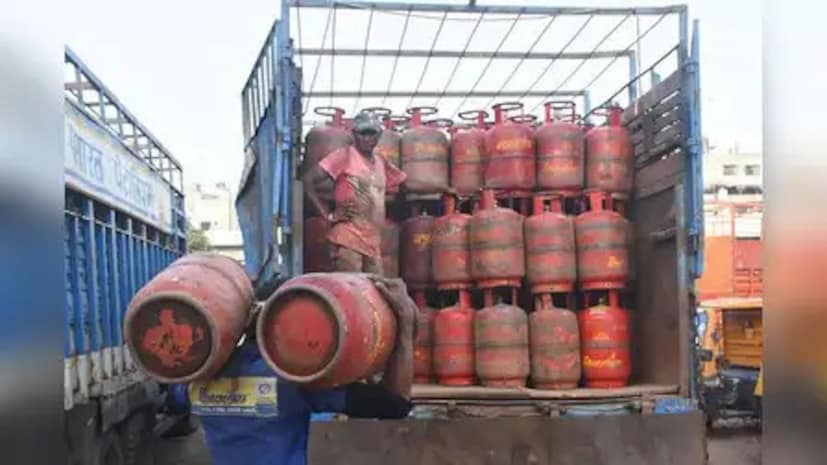  இந்நிலையில், புத்தாண்டு தினமான இன்று முதல் நிதித்துறை தொடர்பான பல மாற்றங்கள் அமலுக்கு வந்துள்ளன. அதன்படி, வாடிக்கையாளர்களின் Credit Score 15 நாட்களுக்கு ஒருமுறை என்பதற்குப் பதிலாக, வாரத்திற்கு ஒருமுறை புதுப்பிக்கப்படும். எனவே, தவணையை செலுத்தாதது, தாமதமாக செலுத்துவது போன்றவை உடனுக்குடன் சிபில் ஸ்கோரில் அப்டேட் செய்யப்படும்.