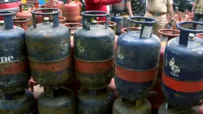  கடந்த மாதம் வணிக சிலிண்டரின் விலை அதிகரித்திருந்த நிலையில், தற்போது குறைந்துள்ளது. வணிக சிலிண்டர் கடந்த டிசம்பர் மாதம் ரூ.1980-க்கும், ஜனவரி மாதத்தில் ரூ.1,966-க்கு விற்பனை செய்யப்பட்டது. அதனைத் தொடர்ந்து, பிப்ரவரி மாதத்திலும் விலை குறைந்து ரூ.1,959-க்கு, மார்ச் மாதத்தில் ரூ.1965க்கும் விற்பனை செய்யப்பட்டது.