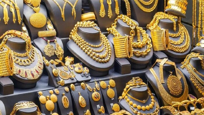 சென்னையில் நேற்று (பிப்.11-ஆம் தேதி) ஆபரணத் தங்கத்தின் விலை ஒரு கிராமுக்கு ரூ.80 உயர்ந்து ஒரு கிராம் ரூ. 8,060க்கும், சவரனுக்கு ரூ.640 உயர்ந்து, ஒரு சவரன் ரூ.64,480-க்கு விற்பனை செய்யப்படுகிறது. வரலாற்றில் முதல் முறையாக ஒரு கிராம் தங்கம் விலை ரூ.8 ஆயிரத்தை கடந்தும், ஒரு சவரன் ரூ.64 ஆயிரத்தை கடந்தும் விற்பனை செய்யப்பட்டது.