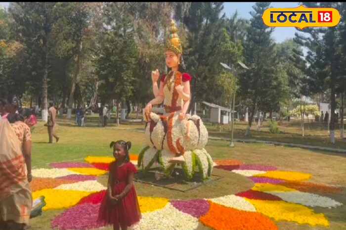 செலோசியா, மல்லிகை, செண்டுமல்லி, சம்பங்கி, கனகாம்பரம், தாமரை, செவ்வந்தி, ஆஸ்டர், பெட்டூனியா, ஜினியா, டேலியா, சால்வியா, ரோஜா, கார்னேசன், ஆர்க்கிட், ஆந்தூரியம், லில்லியம், ஜெர்பெரா, லிஸியான்தஸ், ஹெலிகோனியா, ஜிப்ஸோபில்லா, ஸ்டேடிஸ் மற்றும் சொர்கத்து பறவை போன்ற கொய் மலர் என சுமார் 2 லட்சம் மலர்களைக் கொண்டு இந்த மலர் கண்காட்சியில் வானவில், பட்டாம்பூச்சி உள்ளிட்ட பல்வேறு கலைநயம் மிக்க வடிவங்கள் அமைத்தும் பொதுமக்கள் பார்வைக்கு வைக்கப்பட்டுள்ளது. செலோசியா, மல்லிகை, செண்டுமல்லி, சம்பங்கி, கனகாம்பரம், தாமரை, செவ்வந்தி, ஆஸ்டர், பெட்டூனியா, ஜினியா, டேலியா, சால்வியா, ரோஜா, கார்னேசன், ஆர்க்கிட், ஆந்தூரியம், லில்லியம், ஜெர்பெரா, லிஸியான்தஸ், ஹெலிகோனியா, ஜிப்ஸோபில்லா, ஸ்டேடிஸ் மற்றும் சொர்கத்து பறவை போன்ற கொய் மலர் என சுமார் 2 லட்சம் மலர்களைக் கொண்டு இந்த மலர் கண்காட்சியில் வானவில், பட்டாம்பூச்சி உள்ளிட்ட பல்வேறு கலைநயம் மிக்க வடிவங்கள் அமைத்தும் பொதுமக்கள் பார்வைக்கு வைக்கப்பட்டுள்ளது.