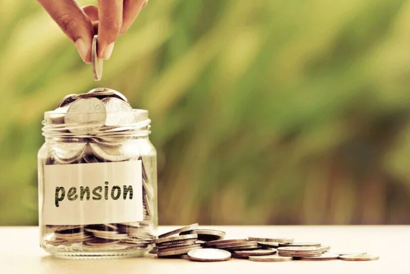  மார்ச் 31, 2025 அன்று அல்லது அதற்கு முன் ஓய்வு பெற்ற மத்திய அரசு NPS (National Pension System) சந்தாதாரர்கள், குறைந்தபட்சம் 10 ஆண்டுகள் தகுதிவாய்ந்த சேவையுடன், அல்லது சட்டப்பூர்வமாகத் திருமணம் செய்து கொண்ட அவர்களின் மனைவி, ஒருங்கிணைந்த ஓய்வூதியத் திட்டத்தின் (UPS) கீழ் கூடுதல் சலுகைகளைப் பெறலாம், ஏற்கனவே கோரப்பட்ட NPS சலுகைகளுக்கு மேல். கூடுதல் சலுகைகளில், தகுதிவாய்ந்த சேவையின் ஒவ்வொரு ஆறு மாதங்களுக்கும் ஒரு மொத்தத் தொகை (ஒரு முறை), கடைசியாகப் பெறப்பட்ட அடிப்படை ஊதியத்தில், பத்தில் ஒரு பங்கு மற்றும் அதன் மீதான அகவிலைப்படி ஆகியவை அடங்கும்.