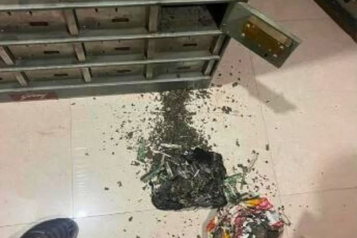 வங்கியின் அலட்சியம், பாதுகாப்பு நடவடிக்கைகளை முறையற்ற முறையில் செயல்படுத்துதல் அல்லது வங்கி ஊழியர்களின் மோசடி காரணமாக ஏதேனும் இழப்பு ஏற்பட்டால் அதற்கு வங்கியே பொறுப்பாகும். இதுபோன்ற சந்தர்ப்பங்களில், வங்கி வாடிக்கையாளருக்கு வருடாந்திர லாக்கர் வாடகையை விட 100 மடங்கு அதிகமாக செலுத்த வேண்டும். உதாரணமாக, வருடாந்திர லாக்கர் வாடகை ரூ.4,000 என்றால், வங்கியின் அலட்சியத்தால் இழப்பு ஏற்பட்டால், வங்கி ரூ.4,00,000 செலுத்த வேண்டும். வாடகை ரூ.1,000 என்றால், வங்கி ரூ.1,00,000 செலுத்த வேண்டும். வங்கியின் அலட்சியம், பாதுகாப்பு நடவடிக்கைகளை முறையற்ற முறையில் செயல்படுத்துதல் அல்லது வங்கி ஊழியர்களின் மோசடி காரணமாக ஏதேனும் இழப்பு ஏற்பட்டால் அதற்கு வங்கியே பொறுப்பாகும். இதுபோன்ற சந்தர்ப்பங்களில், வங்கி வாடிக்கையாளருக்கு வருடாந்திர லாக்கர் வாடகையை விட 100 மடங்கு அதிகமாக செலுத்த வேண்டும். உதாரணமாக, வருடாந்திர லாக்கர் வாடகை ரூ.4,000 என்றால், வங்கியின் அலட்சியத்தால் இழப்பு ஏற்பட்டால், வங்கி ரூ.4,00,000 செலுத்த வேண்டும். வாடகை ரூ.1,000 என்றால், வங்கி ரூ.1,00,000 செலுத்த வேண்டும்.