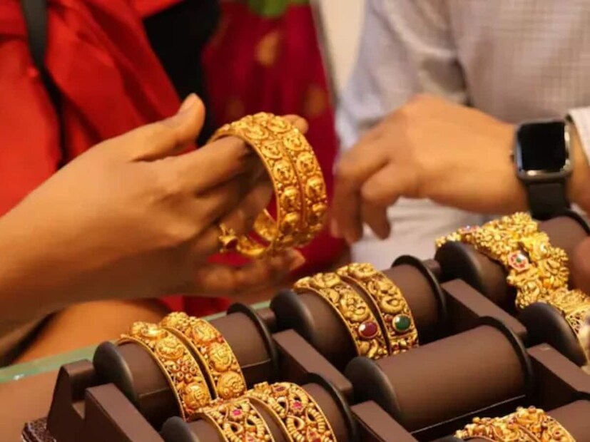  இந்த நிலையில் இன்று தங்கம் விலை உயர்ந்துள்ளது. அதன்படி, இன்று (05.07.2025) தங்கம் விலை கிராமுக்கு ரூ.10 உயர்ந்து, ஒரு கிராம் ரூ.9,060க்கும், சவரனுக்கு ரூ.80 உயர்ந்து, ஒரு சவரன் ரூ.72,480க்கும் விற்பனை செய்யப்படுகிறது.