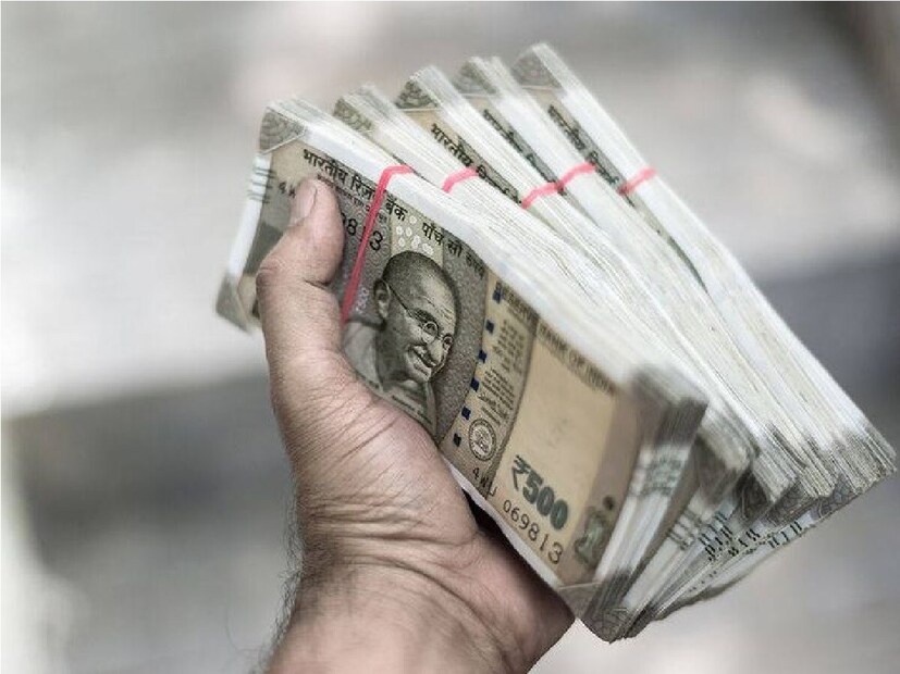  ரூ.7 லட்சத்தை முதலீடு செய்தால் ரூ.20 லட்சம் வட்டி கிடைக்கும். ஒவ்வொரு மாதமும் ஒரு குறிப்பிட்ட தொகையை SIP-யில் முதலீடு செய்ய வேண்டும். ஒருவர் SIP-யில் மாதத்திற்கு ரூ.3000 என நீண்ட காலத்திற்கு முதலீடு செய்து வந்தால், 20 ஆண்டுகளில் அவர்கள் மொத்தம் ரூ.7,20,000 முதலீடு செய்வார்கள். நீண்ட காலம் முதலீடு செய்வது சராசரியாக 12 சதவீத வருமானத்தைத் தரும். இந்த வழியில், 20 ஆண்டுகளுக்குப் பிறகு, மொத்தம் ரூ.27,59,592 நிதி உருவாகும். இது ரூ.20,39,572 லாபத்தைக் கொடுக்கும். இந்த வழியில், SIP-யில் முதலீடு செய்வதன் மூலம் ஒரு நல்ல நிதியை உருவாக்க முடியும்.