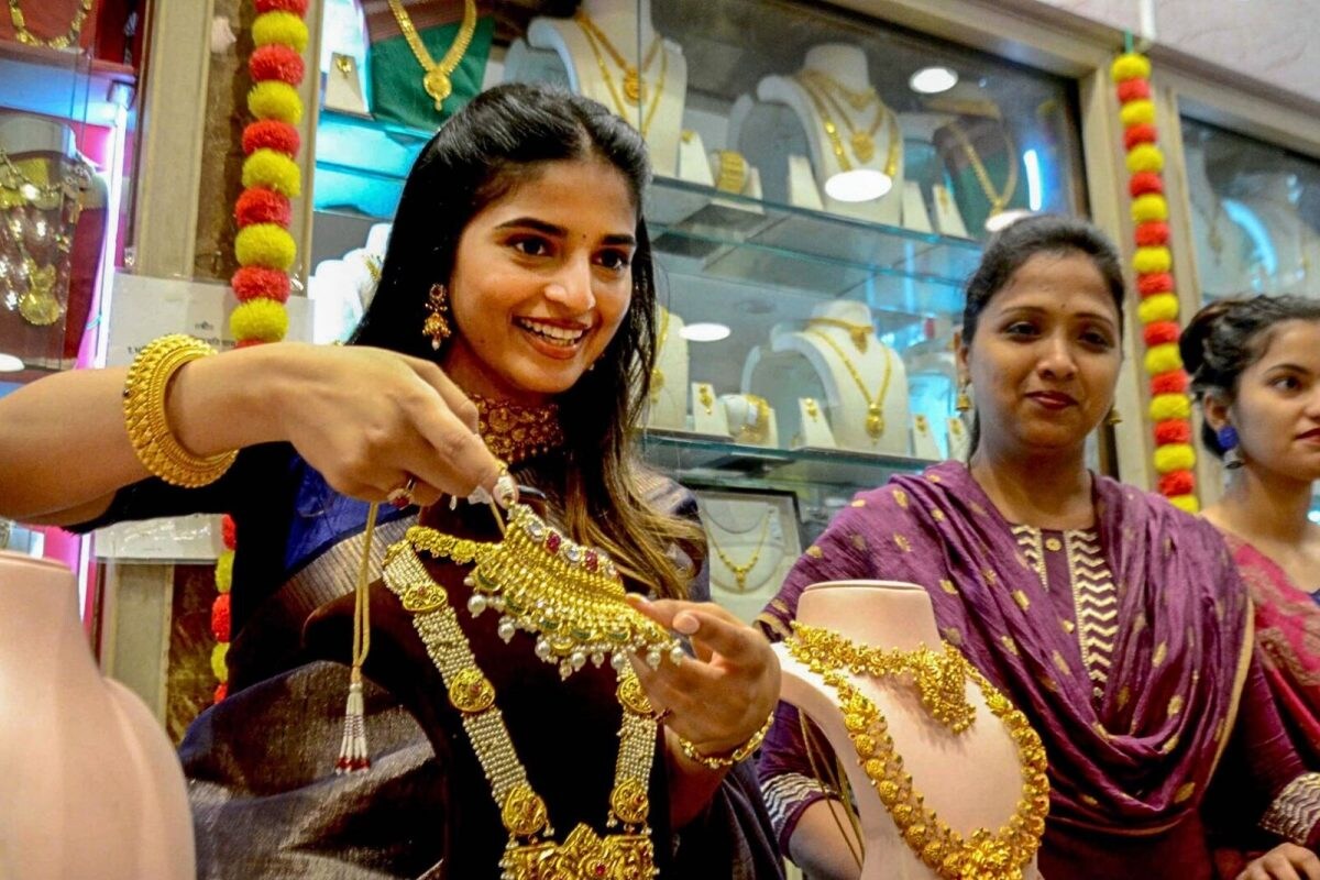 Gold Rate | 69 நாட்களில் சீறிப் பாய்ந்த தங்கம் விலை.. இவ்வளவு உயர்வா? - வரலாற்றில் முதல் முறையாக புதிய உச்சம்!