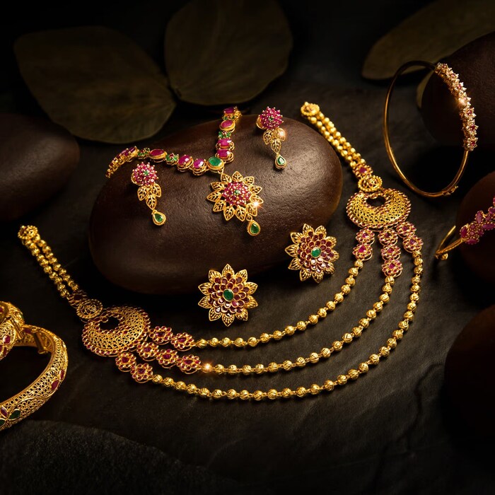  ஒரு மாதத்திற்கு முன்பு அதாவது மார்ச் 2ம் தேதி 10 கிராம் தங்கத்தின் விலை 85,320 ரூபாயாக இருந்தது. ஆனால், தற்போது ஏப்ரல் 2, 2025இல் 10 கிராம் தங்கத்தின் விலை 11,983 ரூபாய் அதிகரித்து, 91,115 ரூபாயாக விற்பனை செய்யப்பட்டு வருகிறது. தங்கத்தின் விலை இனியும் ஏறுமுகத்தில்தான் இருக்குமா என்ற கேள்வி அனைவருடைய மனதிலும் தற்போது எழுந்துள்ளது. அப்படி பார்க்கும்போது 10 கிராம் தங்கத்தின் விலை ஒரு லட்சம் ரூபாயை அடைய வாய்ப்பு இருப்பதாக நிபுணர்கள் பரிந்துரை செய்கின்றனர். மேலும் 10 கிராம் தங்கம் ஒரு லட்சத்தை விட இன்னும் அதிகமாகலாம் என்பதும் அவர்களுடைய கருத்தாக உள்ளது.