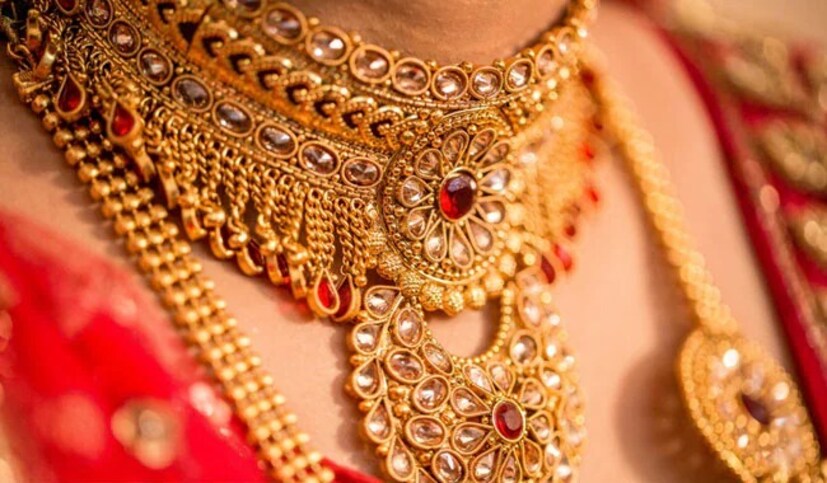  சேலஞ்சர், கிரே மற்றும் கிறிஸ்துமஸ் கருத்துப்படி, 2023ல் வேலையின்மை 3.4% இலிருந்து 4.2% ஆகவும், பணிநீக்கம் ஆண்டுக்கு ஆண்டு 696,000ஐ தாண்டியுள்ளன என்றும் கூறப்பட்டுள்ளது. இது முந்தைய ஆண்டை விட மே மாதம் 80% அதிகமாகும். மே மாதத்தில், நுகர்வோர் விலைக் குறியீட்டு பணவீக்கம் ஒரு வருடத்திற்கு முந்தையதை விட 2.4% உயர்ந்துள்ளது. இது செப்டம்பர் முதல் மாறாமல் உள்ளது.