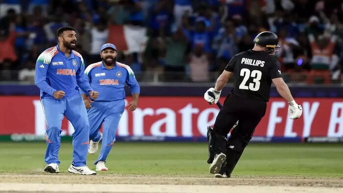  மூன்றாவது சம்பவம்.. கிளென் பிலிப்ஸ், டேரில் மிட்செல் பார்ட்னர்ஷிப்பை வருண் சக்கரவர்த்தி பிரித்தது. 108 ரன்களுக்கு 4 விக்கெட்களை இழந்து தடுமாறிய நியூசிலாந்தை மீட்டெடுக்க கிளென் பிலிப்ஸ், டேரில் மிட்செல்லுடன் இணைந்து பார்ட்னர்ஷிப்பை கட்டமைக்க முயன்றார். அதன்படி, 5-வது விக்கெட்டுக்கு 57 ரன்கள் சேர்த்த இந்த பார்ட்னர்ஷிப்பை வருண் சக்கரவர்த்தி உடைத்தார். கிளென் பிலிப்ஸ் 34 ரன்கள் எடுத்த நிலையில் வருண் சக்கரவர்த்தி தனது கூக்ளி பந்தில் போல்டாக்கினார். 63 ரன்கள் எடுத்த டேரில் மிட்செல் ஷமி பந்தில் வீழ்ந்தார். எனினும், கடைசி நேரத்தில் 40 பந்துகளில் 53 ரன்கள் சேர்த்த பிரேஸ்வெல், நியூசிலாந்து அணி 251 ரன்களை எட்ட உதவினார்.