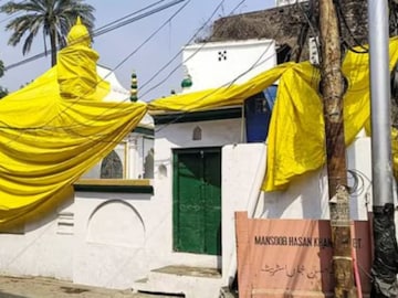 தார்ப்பாய் கொண்டு மூடப்பட்ட மசூதிகள்