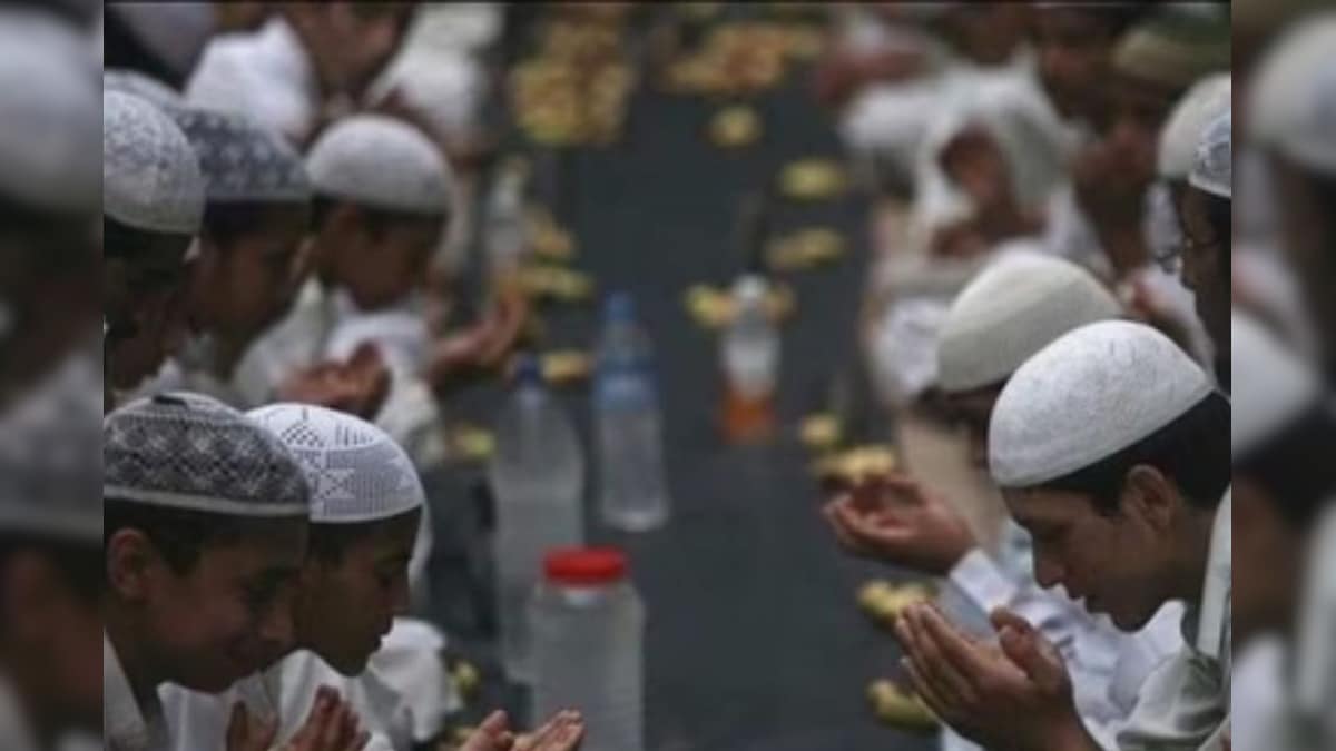 ரமலான் நோன்பை தொடங்கிய இஸ்லாமியர்கள்... நாகூர் தர்காவில் சிறப்பு தொழுகை - News18 தமிழ்