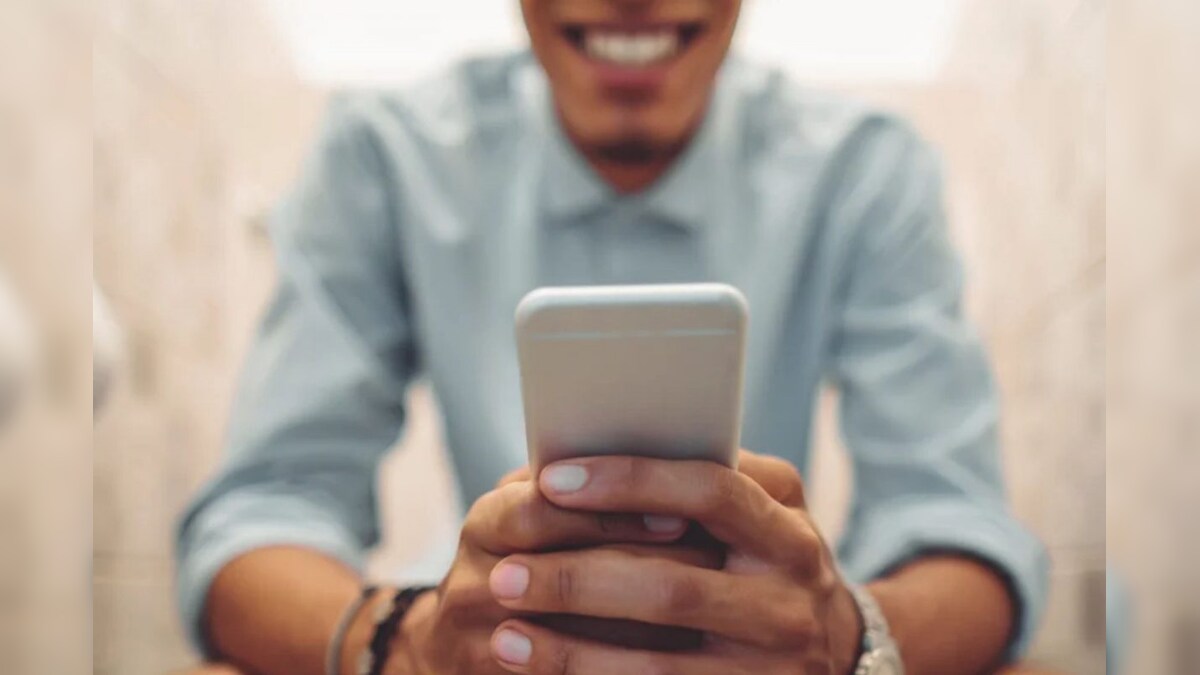 டாய்லெட் உள்ளேயும் செல்ஃபோன் யூஸ் பண்றீங்களா..? விரைவில் இந்த பிரச்சனையை சந்திப்பீர்கள் - எச்சரிக்கும் மருத்துவர்கள்.!  - News18 தமிழ்