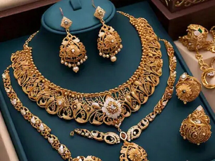 இந்த நிலையில், இன்று (மே 10) 22 காரட் தங்கம் கிராமுக்கு ரூ.30 உயர்ந்து, ஒரு கிராம் தங்கம் ரூ.9045க்கும், சவரனுக்கு ரூ. 240 உயர்ந்து, ஒரு சவரன் தங்கம் ரூ.72,360க்கும் விற்பனை செய்யப்படுகிறது. இந்த நிலையில், இன்று (மே 10) 22 காரட் தங்கம் கிராமுக்கு ரூ.30 உயர்ந்து, ஒரு கிராம் தங்கம் ரூ.9045க்கும், சவரனுக்கு ரூ. 240 உயர்ந்து, ஒரு சவரன் தங்கம் ரூ.72,360க்கும் விற்பனை செய்யப்படுகிறது.