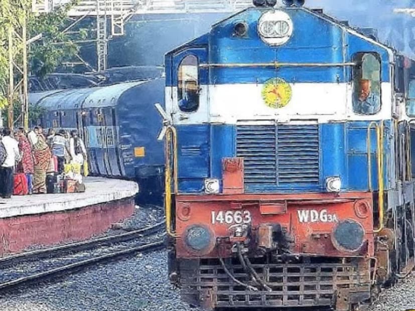  ரயில் பயணத்தின் போது உங்களுக்கு உடல்நிலை சரியில்லாமல் இருந்தால், ரயில்வே உங்களுக்கு முதலுதவியை இலவசமாக வழங்கும். நிலைமை மோசமாக இருந்தால், அது மேலும் சிகிச்சைக்கும் ஏற்பாடு செய்யும். இதற்காக, நீங்கள் முன்னணி ஊழியர்கள், டிக்கெட் சேகரிப்பாளர்கள், ரயில் கண்காணிப்பாளர்கள் போன்றவர்களை அணுகலாம். தேவைப்பட்டால், அடுத்த ரயில் நிறுத்தத்தில் நியாயமான கட்டணத்தில் மருத்துவ சிகிச்சை பெறவும் இந்திய ரயில்வே ஏற்பாடு செய்யும்.