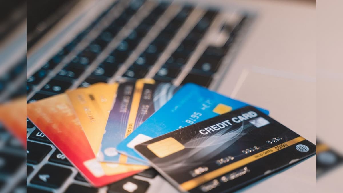 அடிக்கடி ஆன்லைன் ஷாப்பிங் பண்றவங்களா நீங்க...? அதிக டிஸ்கவுன்ட் வேணும்னா இந்த கிரெடிட் கார்டுதான் பெஸ்ட்...! - News18 தமிழ்