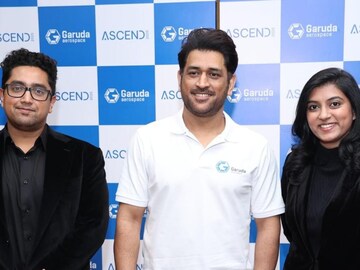 கருடா ஏரோஸ்பேஸ் நிறுவனத்தின் பிராண்ட் அம்பாசிடராக தோனி உள்ளார்