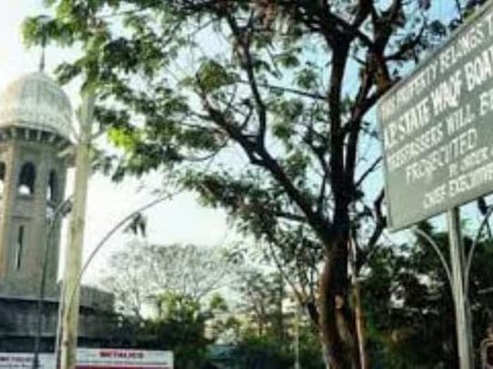  குறிப்பிடத்தக்க நன்கொடையாளர்களில் முன்னாள் துணை ஜனாதிபதி அப்துல் ஹமீத் அன்சாரி மற்றும் விப்ரோ உரிமையாளர் அசிம் பிரேம்ஜி ஆகியோர் அடங்குவர். கல்வி மற்றும் சுகாதாரத்திற்காக வக்ஃப் சொத்துக்களுக்கு அவர்கள் பங்களித்தனர். தேவ்பந்த் மற்றும் நத்வதுல் உலமா போன்ற நிறுவனங்கள் தங்கள் செயல்பாடுகளை நடத்துவதற்கு கணிசமான மானியங்களைப் பெற்றன. நாடு முழுவதும் 940,000 ஏக்கர் பரப்பளவைக் கொண்ட வக்ஃப் வாரியத்தின் நிலம், மத மற்றும் சமூகப் பணிகளுக்கான வருமான ஆதாரமாக மாறியுள்ளது. டெல்லி, ஹைதராபாத், லக்னோ மற்றும் அஜ்மீர் ஆகிய இடங்களில் அதிக அளவு வக்ஃப் சொத்துக்கள் உள்ளன. இருப்பினும், வக்ஃப் நிலத்தின் உரிமை மற்றும் பயன்பாடு குறித்த சர்ச்சை தொடர்ந்து வருவதாகத் தெரிகிறது.