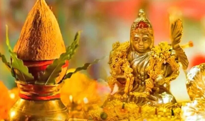  மேலும் அட்சய திரிதியை நாள் பல ஆன்மிக சிறப்புக்களைக் கொண்ட நாளாகும். இந்த நாளில் தங்கம், வெள்ளி போன்ற பொருட்களை வாங்கி, இல்லாதவர்களுக்கும், ஏழைகளுக்கும் தானமாக வழங்க வேண்டும் என சாஸ்திரங்கள் சொல்கின்றன. ஆனால் எல்லோருக்கும் அதற்கு வசதி கிடையாது. அதனால் இந்த நாளில் அரிசி, கோதுமை, பானகம், நீர்மோர், அன்னம் (சாதம்) தானம் செய்யலாம். எத்தனை பேருக்கு முடியுமோ அத்தனை பேருக்கு தயிர் சாதம் கூட தானம் செய்யலாம். இதனால் நம் செல்வ வளம் மென்மேலும் பெருகும் என்பது ஐதீகம்.