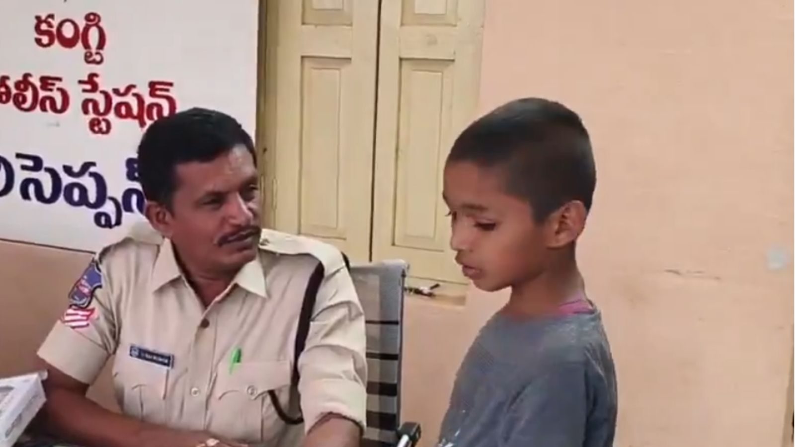 பொம்மை ஹெலிகாப்டர் சரியாக வேலை செய்யாததால் போலீசில் புகார் அளித்த 10 வயது சிறுவன்.. வீடியோ வைரல்!  - News18 தமிழ்