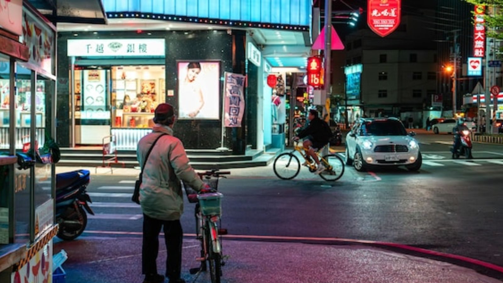 ஒரு நாளைக்கு ரூ.11,000 வருமானம்.. பாதியில் நின்ற படிப்பு.. உணவு கடை நடத்தி அசத்தும் இளைஞர்! - News18 தமிழ்