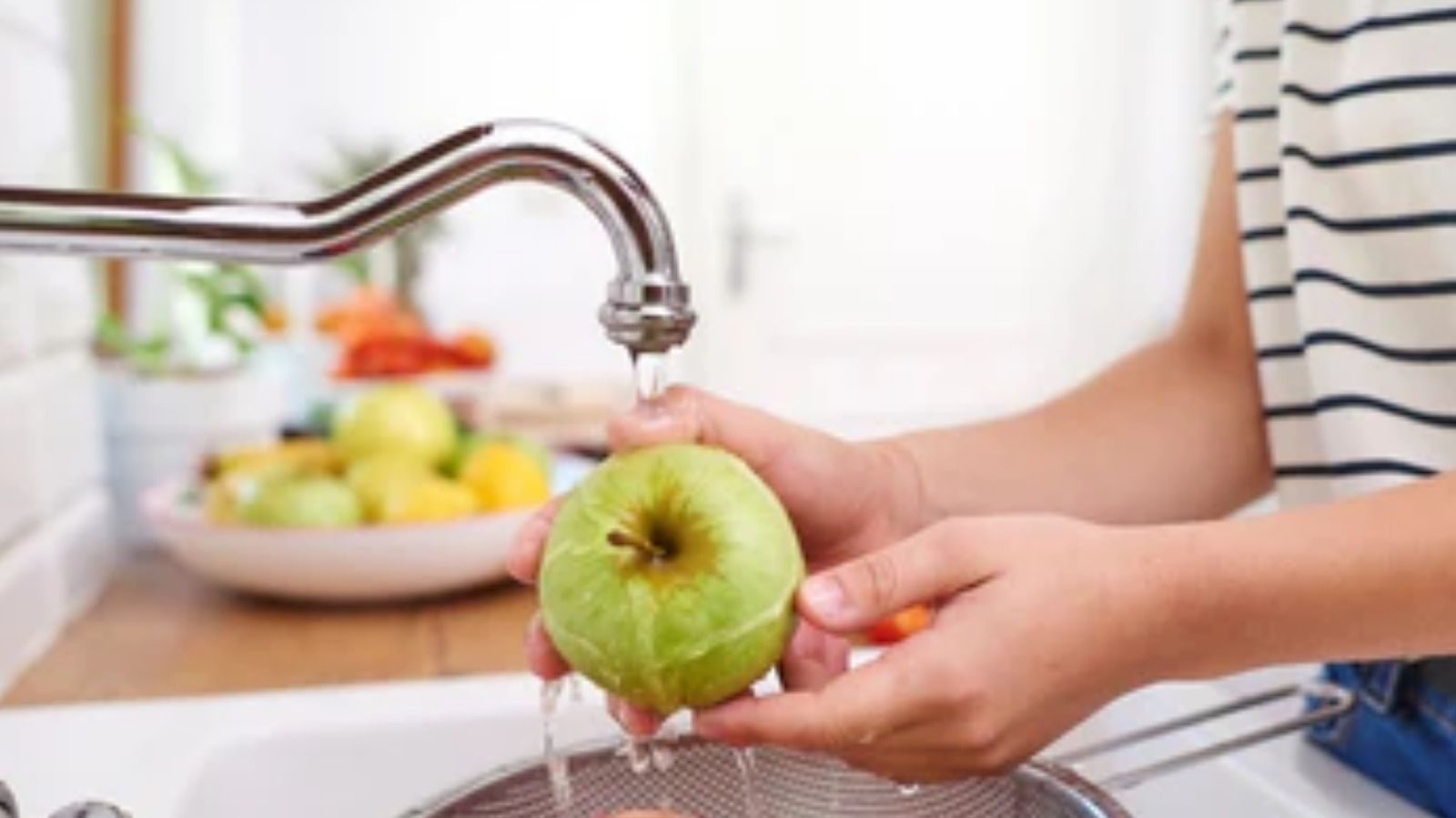 பூச்சிக்கொல்லிகளை அகற்ற பழங்களை சுத்தமாக கழுவுவது எப்படி..? இந்த டிப்ஸ் ஃபாலோ பண்ணுங்க.! - News18 தமிழ்