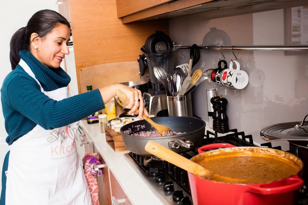 சமையலறையில் வேலை செய்யும் போது இந்த தவறுகளை மட்டும் செய்யாதீர்கள்.. இதனால் பெரிய விபத்துகள் கூட நிகழலாம்..!