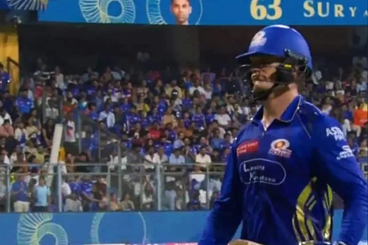 MI vs SRH | மைதானத்தை விட்டு வெளியேறிய வீரர், மீண்டும் அழைத்த நடுவர்