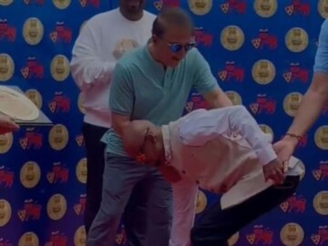 கவாஸ்கரின் காலில் விழுந்து நன்றி தெரிவிக்கும் காம்ப்ளி