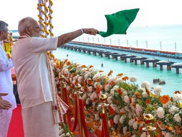 பாம்பன் பாலத்தை பிரதமர் மோடி திறந்து வைத்த காட்சி