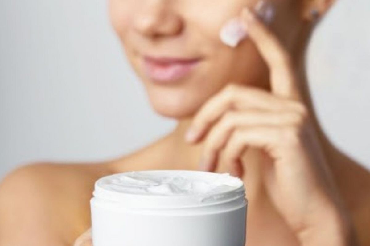 மாய்ஸ்சரைசர் அல்லது சன் ஸ்கிரீன்.. முதலில் எதை அப்ளை செய்ய வேண்டும்..? முழுமையான கைட்லைன்..! - News18 தமிழ்