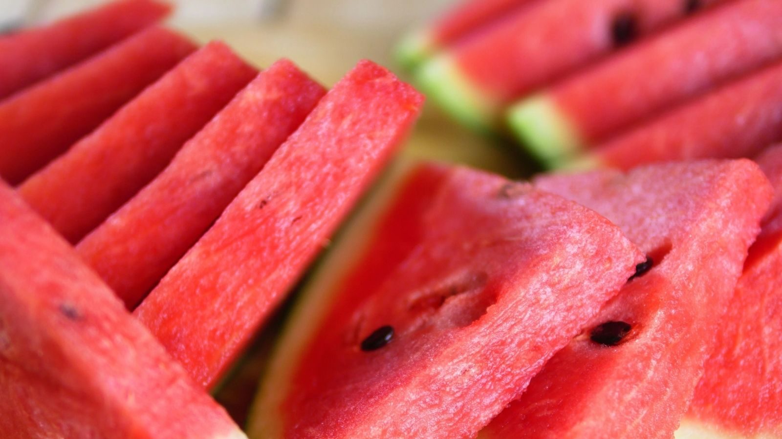 தர்பூசணி  பழத்தை எப்போது சாப்பிட வேண்டும்..? உணவுக்குப் பின்பா அல்லது முன்பா..?  - News18 தமிழ்