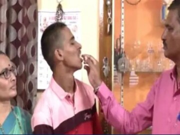 10 வகுப்பில் ஃபெயிலான மகனுக்கு கேக் வெட்டிய பெற்றோர்