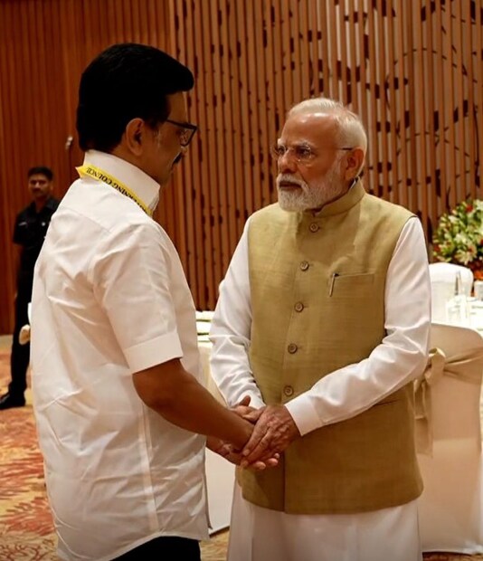  கடந்தாண்டு நடைபெற்ற நிதி ஆயோக் கூட்டத்தில் முதலமைச்சர் மு.க.ஸ்டாலின் கலந்து கொள்ளாத நிலையில், தற்போது அவர் பங்கேற்றுள்ளார். அதேபோன்று, தெலங்கானா, பஞ்சாப் உள்ளிட்ட மாநில முதலமைச்சர்களும் நிதி ஆயோக் கூட்டத்தில் கலந்து கொண்டுள்ளனர். ஆனால், கர்நாடகா, கேரளா, பிகார், மேற்குவங்கம் ஆகிய மாநில முதலமைச்சர்கள் நிதி ஆயோக் கூட்டத்தில் கலந்து கொள்ளவில்லை. அவர்களுக்கு பதிலாக அம்மாநிலங்களின் தலைமைச் செயலாளர்கள் நிதி ஆயோக் கூட்டத்தில் பங்கேற்றுள்ளனர்.