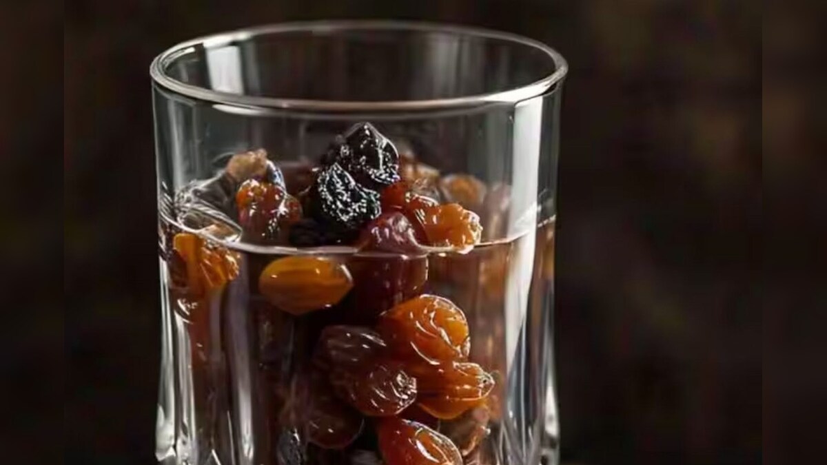 எலும்பு முதல் சரும ஆரோக்கியம் வரை.. உலர் திராட்சை ஊற வைத்த நீரை குடிப்பதால் கிடைக்கும் 5 நன்மைகள்..! - News18 தமிழ்