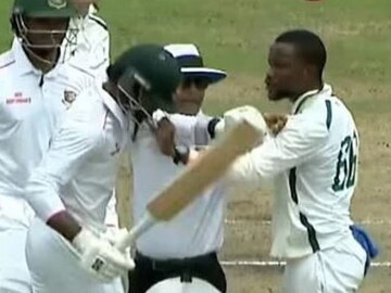 வீரர்கள் மோதிக் கொண்ட காட்சி