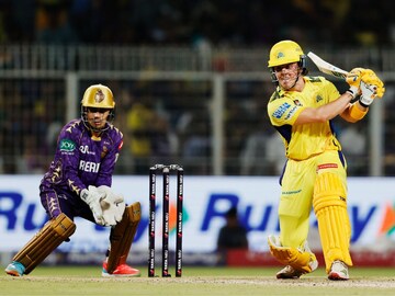 பந்தை பவுண்டரிக்கு விளாசும் ப்ரூவிஸ்