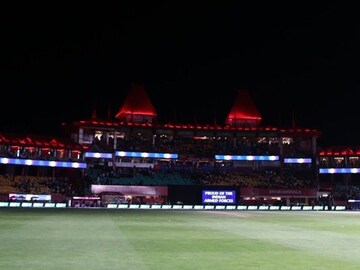 இருளில் மூழ்கிய தரம்சாலா மைதானம்