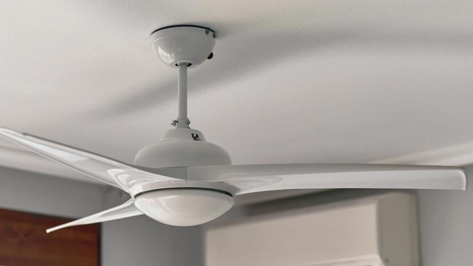 ஏசி ஒடும்போது சீலிங் ஃபேனையும் பயன்படுத்தலாமா..? 99 சதவீதம் பேருக்கு தெரியாத தகவல்!